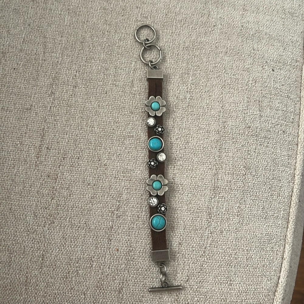 Leather, turquoise color stones, silver metal flowers/detail and rhinestones. - Picture 2 of 5